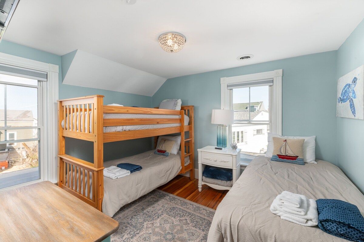 Cozy bedroom with two twin beds and a nautical theme