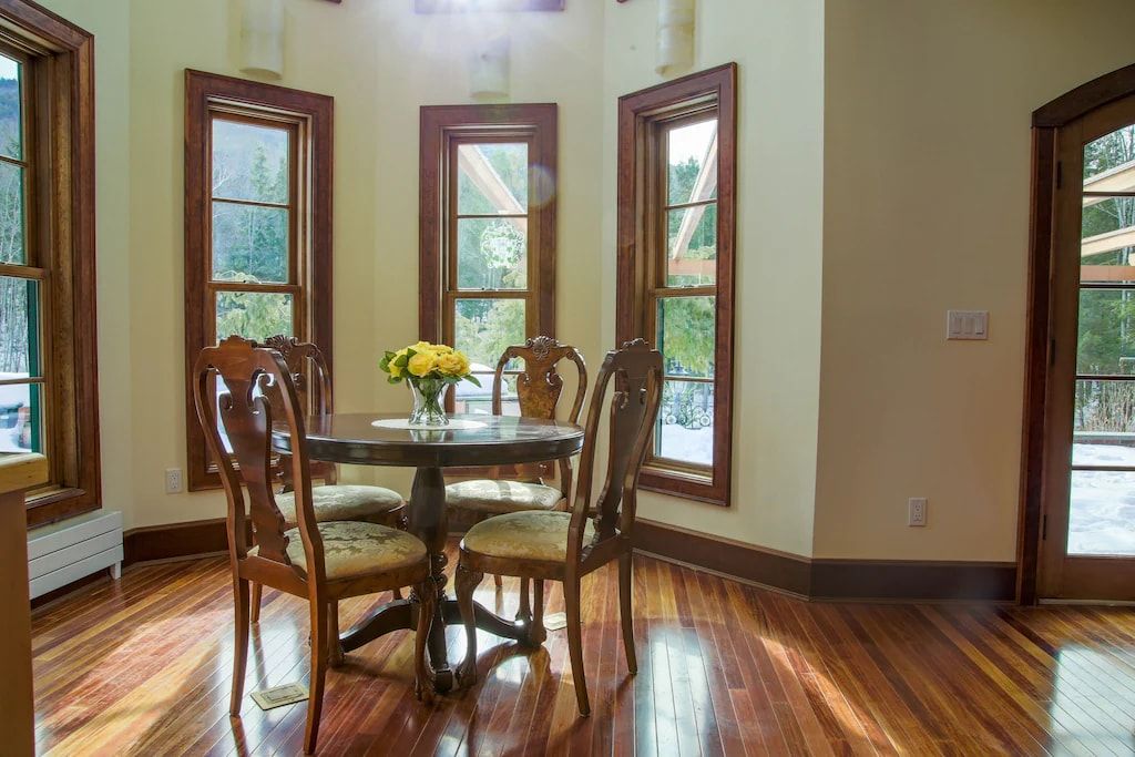 Dining at Villa At Bear Creek