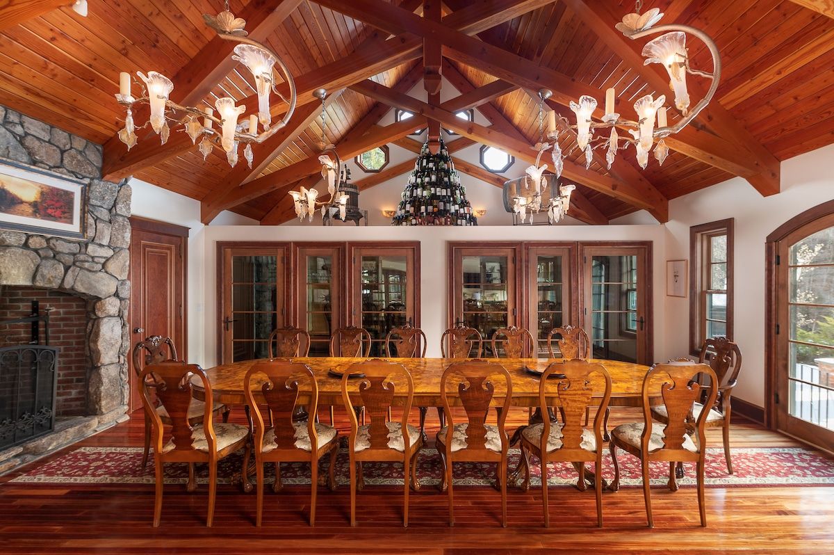 Dining at Villa At Bear Creek