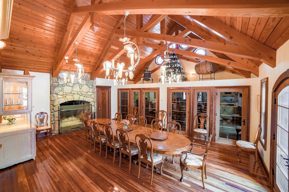 Dining at Villa At Bear Creek